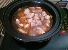 加适量水和几颗冰糖没过排骨炖半个小时