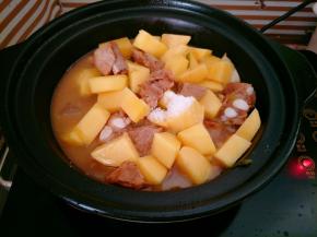 加入盐，出锅前加少许味精调味