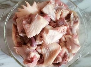 土鸡洗净斩块