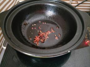 热锅倒油，下入八角花椒炒香