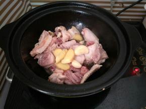 下入鸡块、姜蒜煸炒