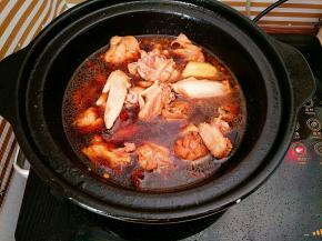 加适量水没过鸡肉