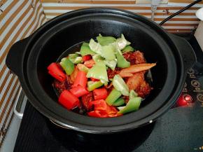 鸡肉软烂后大火收汁，加盐、糖调味，下入青椒红椒煸炒