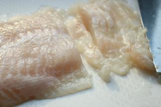 龙利鱼柳切成薄片。