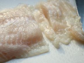 龙利鱼柳切成薄片。