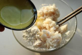 加入生粉，适量胡椒粉和少许盐，以及一个蛋清，筷子朝一个方向搅拌均匀。