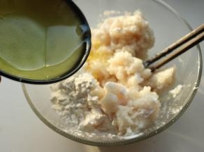 加入生粉，适量胡椒粉和少许盐，以及一个蛋清，筷子朝一个方向搅拌均匀。