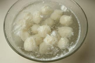 煮好的鱼丸，放入冷水里浸泡一会，会更紧致。