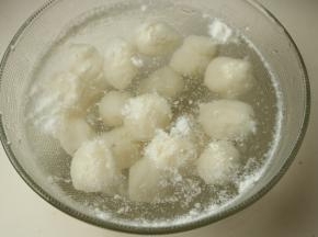 煮好的鱼丸，放入冷水里浸泡一会，会更紧致。