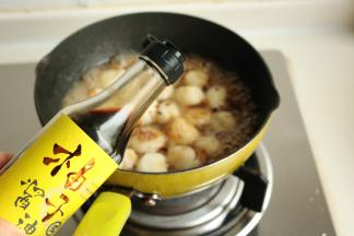 加入一些柚子酱油调味。加水煮开。