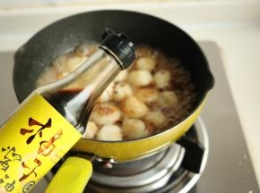 加入一些柚子酱油调味。加水煮开。