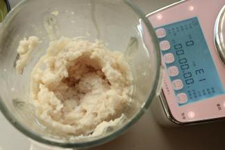 搅拌好的鱼泥，是很碎的。