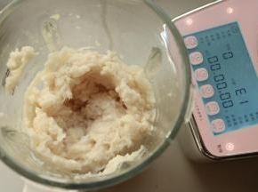 搅拌好的鱼泥，是很碎的。