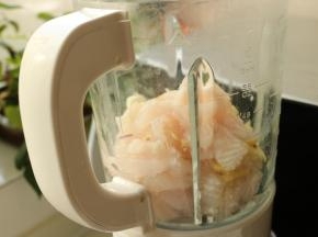 鱼片和适量姜末葱末加入破壁机。