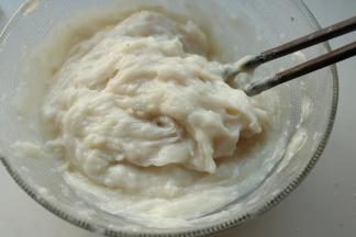 再分次加入150克清水，搅拌成细腻的鱼泥，会比较黏。