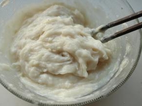 再分次加入150克清水，搅拌成细腻的鱼泥，会比较黏。