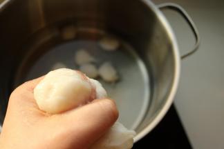 锅里加冷水，用虎口和一个勺子辅助开始挤鱼丸，挤出来之后，用勺子刮下来，放入冷水锅里晃动一下，鱼丸就脱落了。