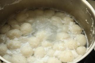 全部挤好之后，开大火，水开后转中小火，煮熟鱼丸。