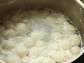 全部挤好之后，开大火，水开后转中小火，煮熟鱼丸。