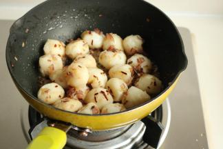 下入鱼丸煎一下。