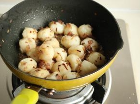 下入鱼丸煎一下。