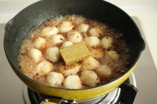 加入一块咖喱煮开。