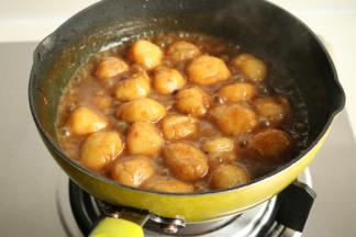 煮至汤汁粘稠即可。好吃的咖喱鱼丸就做好了。