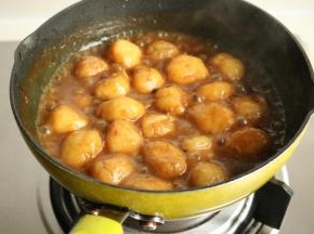 煮至汤汁粘稠即可。好吃的咖喱鱼丸就做好了。