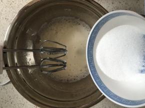 打发到蛋清泡沫细腻，再加入1/3的细砂糖，继续中高速打发