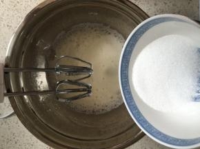 打发到蛋清泡沫细腻，再加入1/3的细砂糖，继续中高速打发