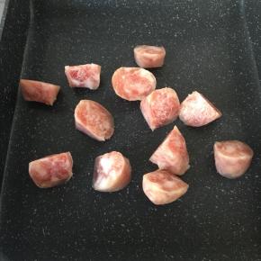 香肠切块，放锅中煎熟