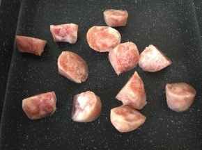 香肠切块，放锅中煎熟