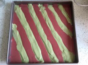 28*28cm的不粘方盘，把两种蛋糕糊如图，斜着交替挤入方盘，最后稍微抹平，轻震几下去除大气泡