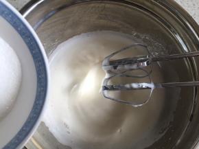 打发到蛋白霜有明显纹路，倒入剩下的细砂糖，继续打发