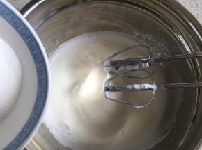 打发到蛋白霜有明显纹路，倒入剩下的细砂糖，继续打发
