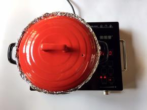 将腌制好的羊排放入铺了锡纸的黑乐砂锅中，大火烤制
