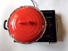 将腌制好的羊排放入铺了锡纸的黑乐砂锅中，大火烤制
