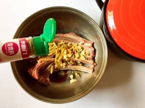 加入适量的黑胡椒粉、花椒粉、烧烤粉
