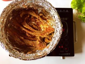 烤制过程中可适当掀盖翻面并适当的再撒上少许烧烤粉，使羊排烤得更均匀，色泽更好
