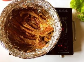 烤制过程中可适当掀盖翻面并适当的再撒上少许烧烤粉，使羊排烤得更均匀，色泽更好
