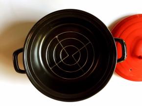 将干净的黑乐砂锅放入一个约0.5-1cm的烤架
