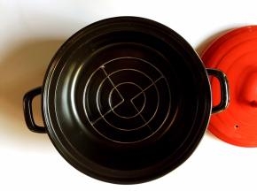 将干净的黑乐砂锅放入一个约0.5-1cm的烤架
