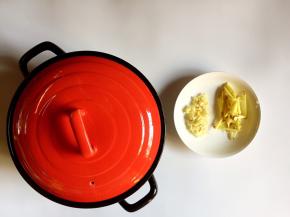 生姜洗净切丝，蒜瓣去外皮切小
