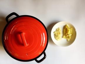 生姜洗净切丝，蒜瓣去外皮切小
