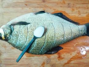 一小勺盐均匀撒在鱼表面和鱼肚里面，用手摩擦几下，腌制一小时