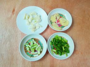 分别切好蒜粒，姜片，葱白和葱花