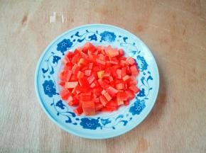 胡萝卜洗净削去皮切小块