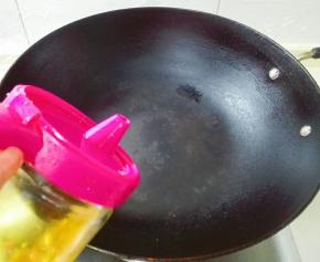 大火烧热锅倒食用油，比平时炒菜要多点