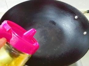 大火烧热锅倒食用油，比平时炒菜要多点