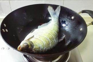 油冒烟，调小火，把鳊鱼表面水分擦掉再放锅里煎